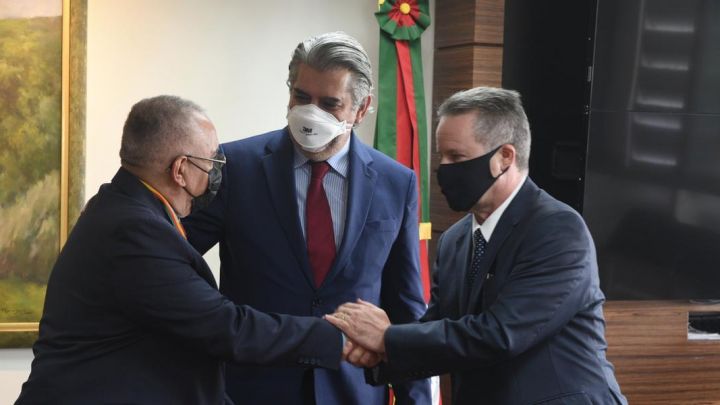 Estilac Xavier recebe Medalha do MPC-RS