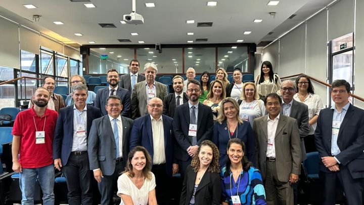 Presidente da AMPCON em reunião na Conferência Nacional de Educação 2024