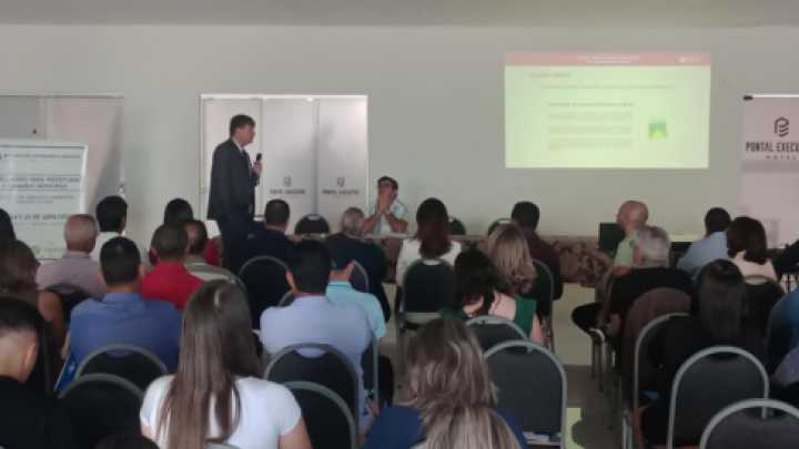 Presidente da Ampcon ministra palestra no 17º Seminário para Prefeituras e Câmara Municipais 